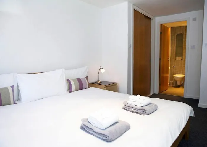 Joivy Inviting Flat With Parking In Canonmills